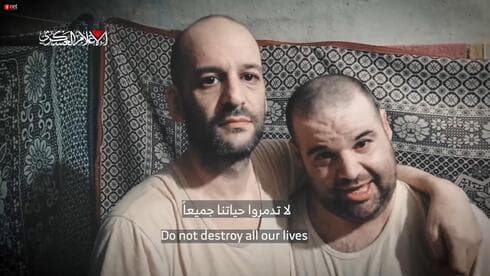 Yair y Eitan Horn en cautiverio de Hamás. 