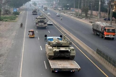 Vehículos blindados del ejército paquistaní son transportados en la zona de Lahore, en medio de una enorme tensión. (Reuters) Vehículos blindados del ejército paquistaní son transportados en la zona de Lahore, en medio de una enorme tensión.