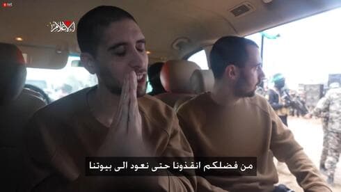 Guy Gilboa Dalal y Evyatar David en un video difundido por Hamás. 