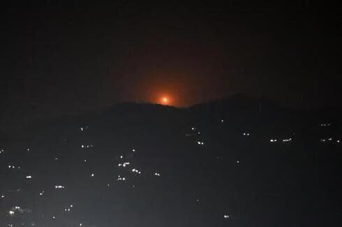 Incendio en la zona fronteriza, durante la noche en la región de Cachemira. 