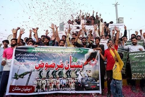 Pakistaníes celebran el alto el fuego. 