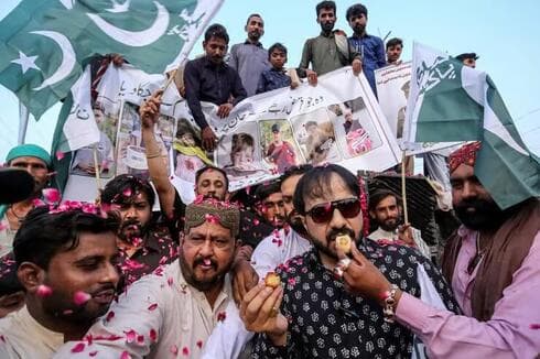Pakistaníes celebran el alto el fuego. 