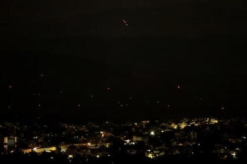 Interceptaciones antiaéreas en el cielo de la ciudad de Jammu. 