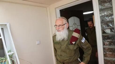 El gran rabino militar Eyal Karim fuera de la casa familiar, 