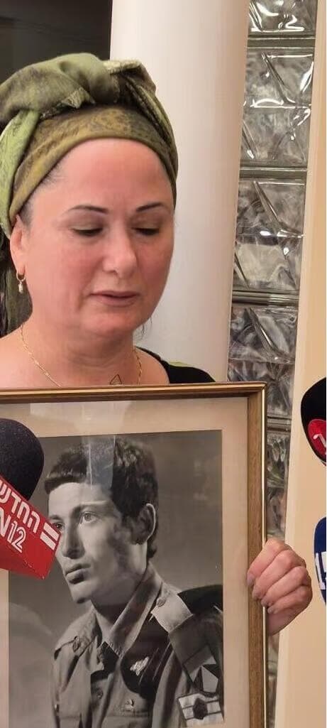 Anat Cohen con una foto de Zvi. 