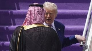 Donald Trump es recibido por el príncipe heredero a su llegada a Arabia Saudita. 