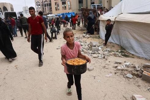 "Las familias se ven obligadas a mendigar comida, o a recoger basura y venderla para comprar comida". (Omar al-Qattaa, AFP) "Las familias se ven obligadas a mendigar comida, o a recoger basura y venderla para comprar comida".