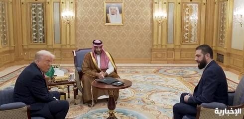 Trump y Al-Sharaa se reunieron a instancias del príncipe heredero, Bin Salman. (Imagen de la televisión árabe) Trump y Al-Sharaa se reunieron a instancias del príncipe heredero, Bin Salman.