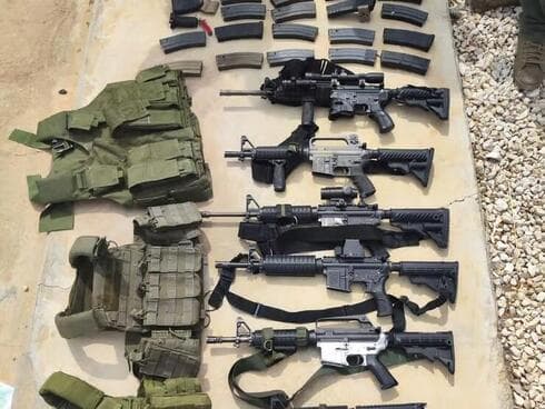 Armas encontradas en la aldea de Cisjordania. 