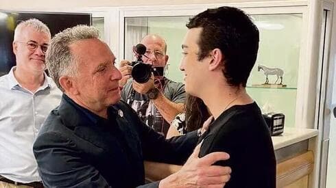 Steve Witkoff con Idan Alexander, rehén liberado en las negociaciones directas entre Hamás y Estados Unidos. (Ynet) Steve Witkoff con Idan Alexander, rehén liberado en las negociaciones directas entre Hamás y Estados Unidos.