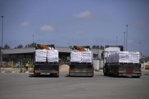 Camiones de ayuda humanitaria entran a Gaza en el cruce de Kerem Shalom. 