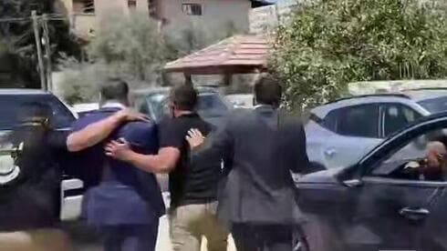 Los diplomáticos se protegen tras los disparos. 