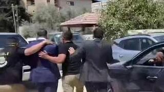 Los diplomáticos se protegen tras los disparos. 