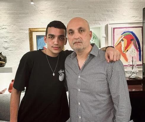 Idan Alexander y su padre Adi. "Las lesiones en las manos que todos vieron fueron por tratar de liberarse", dice el padre. (Yael Alexander) Idan Alexander y su padre Adi. "Las lesiones en las manos que todos vieron fueron por tratar de liberarse", dice el padre.