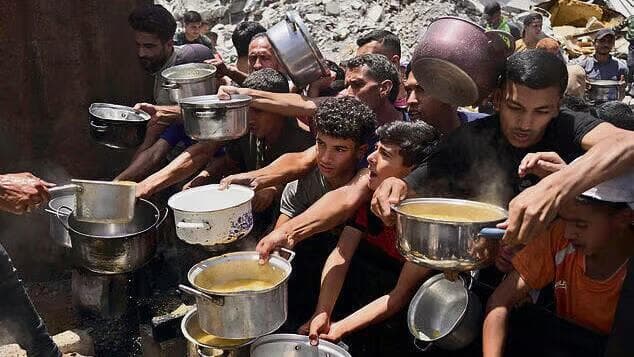 Cola para retirar comida en un centro de distribución en la Franja de Gaza. "Presión, sobrecarga, peleas y nervios". 