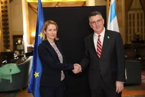 La ministra de Asuntos Exteriores de la UE, Kaya Callas, con el ministro de Asuntos Exteriores, Gideon Saar, anunciaron una nueva revisión de los acuerdos. 