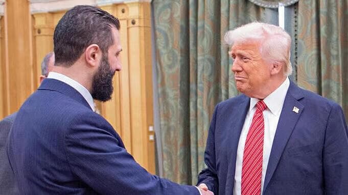 El histórico apretón de manos entre Muhammad al-Golani y Donald Trump. 