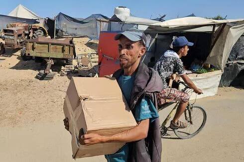 Palestinos de Gaza reciben los paquetes de ayuda alimentaria. 