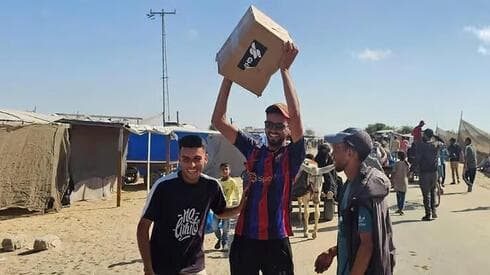 Palestinos de Gaza reciben los paquetes de ayuda alimentaria. 