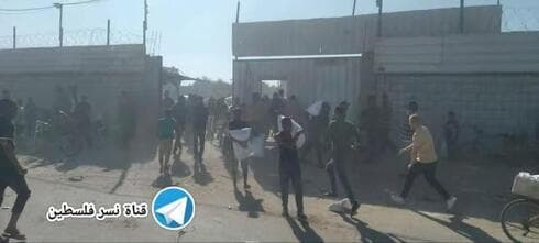 Cientos de gazatíes asaltan los almacenes de Hamas y se llevan harina  