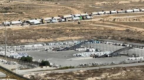 Más de 400 camiones a la espera de ser recogidos por la ONU. 