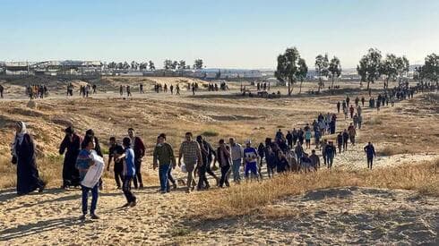Palestinos de Gaza se dirigen al lugar de distribución de ayuda humanitaria.  