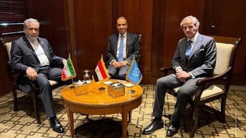 De derecha a izquierda: el director general del OIEA, Rafael Grossi: y los ministros de Relaciones Exteriores de Egipto, Badr Abdelatty, e Irán, Abbas Araghchi. (Ynet) De derecha a izquierda: el director general del OIEA, Rafael Grossi: y los ministros de Relaciones Exteriores de Egipto, Badr Abdelatty, e Irán, Abbas Araghchi.