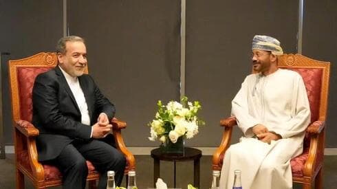 Abbas Araqchi (izquierda) con su homólogo omaní, Badr al-Busaidi. 