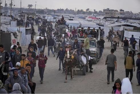 Habitantes de Gaza se dirigen a al centro de distribución de ayuda, en Khan Younis. (Abdel Kareem Hana, AP) Habitantes de Gaza se dirigen a al centro de distribución de ayuda, en Khan Younis.
