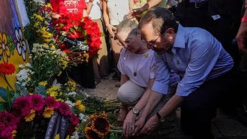Herzog junto al monumento a la fallecida Shira Banki. 