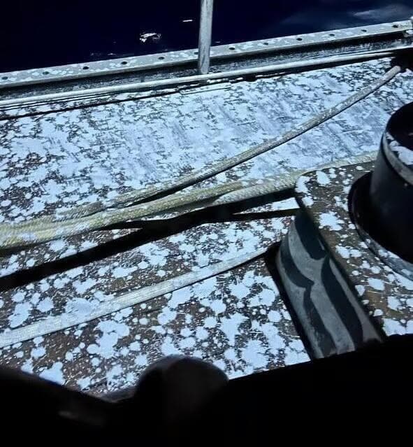 Material blanco presuntamente rociado a bordo, desde un avión israelí. 
