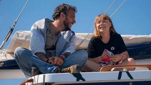 Greta Thunberg y un partidario de Hezbolá en el barco. 