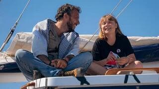 Greta Thunberg y un partidario de Hezbolá en el barco. 