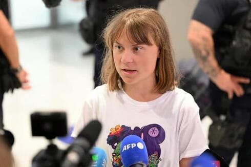 Greta Thumberg hace declaraciones a su llegada a París. 