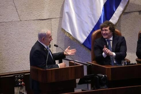 Benjamín Netanyahu y Javier Milei, en la Knesset. 