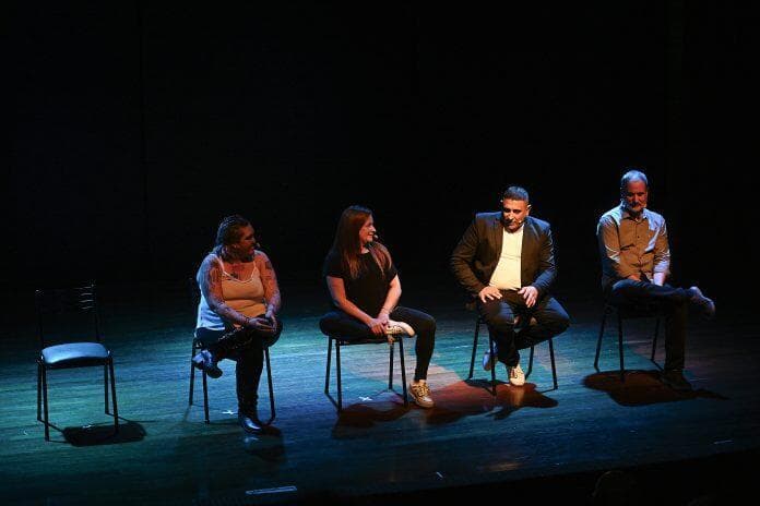 Cuatro actores en escena en "La silla vacía". 