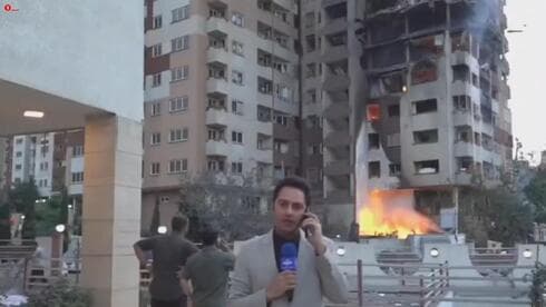 Periodistas de la televisión iraní informan del ataque