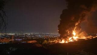 Un ataque a depósitos de combustible en la zona de Teherán. En el Golfo, advierten: "Los ataques sacudirán los mercados internacionales". 