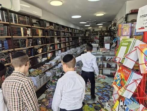 Una librería dañada por los daños en Bnei Brak. (Yariv Katz) Una librería dañada por los daños en Bnei Brak.