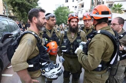 Rescatistas trabajan en el lugar de la explosión en Bnei Brak. (Shaul Golan) Rescatistas trabajan en el lugar de la explosión en Bnei Brak.