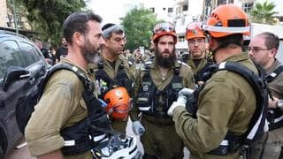 Rescatistas trabajan en el lugar de la explosión en Bnei Brak. 