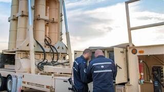 Comandantes de las FDI manipulan el sistema Arrow de defensa aérea. 