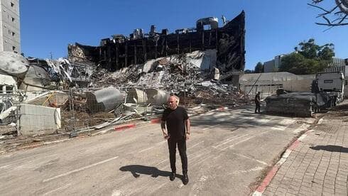 El presidente del Instituto Weizmann, Alon Chen, inspecciona los daños. (Meir Turgeman) El presidente del Instituto Weizmann, Alon Chen, inspecciona los daños.