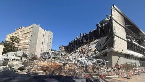 Ruinas del edificio de investigación del Instituto Weizmann tras un ataque con misiles desde Irán. (Meir Turgeman) Ruinas del edificio de investigación del Instituto Weizmann tras un ataque con misiles desde Irán.