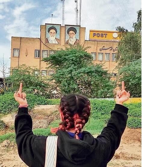 Una joven iraní contra los ayatolas. 