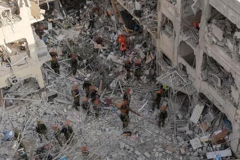 La destrucción en Bat Yam. La búsqueda de una de las personas desaparecidas continuó durante días. (Amir Levy, Getty Images) La destrucción en Bat Yam. La búsqueda de una de las personas desaparecidas continuó durante días.