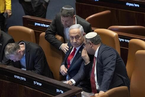 Benjamín Netanyahu, rodeado por los dos ministro de ultraderecha, Bezalel Smotrich e Itamar Ben Gvir. (AP) Benjamín Netanyahu, rodeado por los dos ministro de ultraderecha, Bezalel Smotrich e Itamar Ben Gvir.