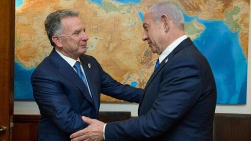 Steve Witkoff, enviado de Trump para Oriente Medio, insinuó la ampliación de los acuerdos. (GPO) Steve Witkoff, enviado de Trump para Oriente Medio, saluda al primer ministro de Israel.