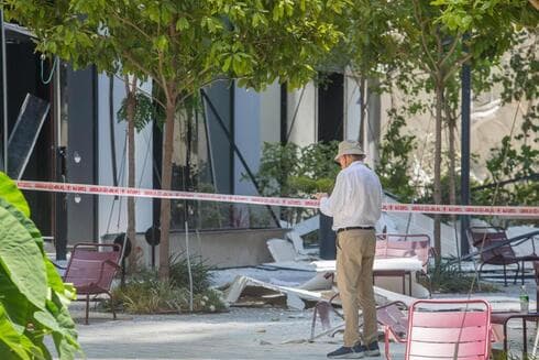 La entrada al edificio que resultó dañado