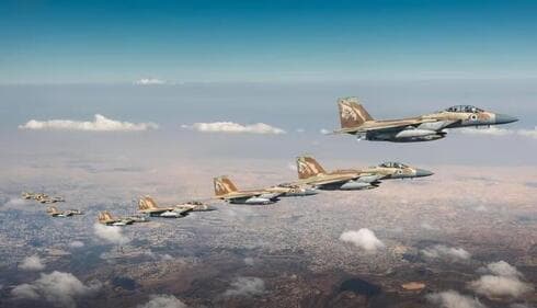 Aviones de la Fuerza Aérea israelí despegan para un ataque en Teherán. 